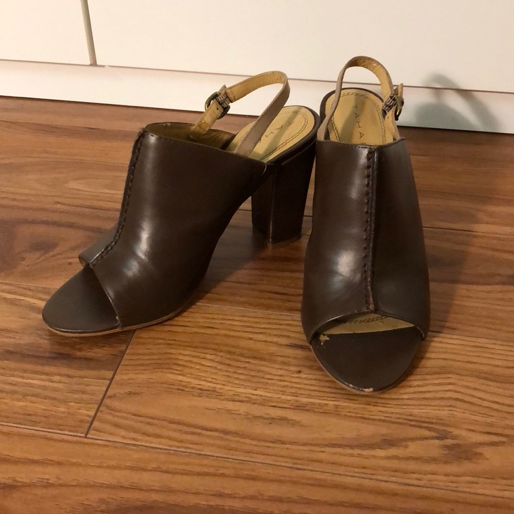 Tahari Mule